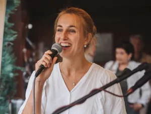 Janna Hentrich singt bei einer Jubiläumsfeier, professionelle Event-Performance